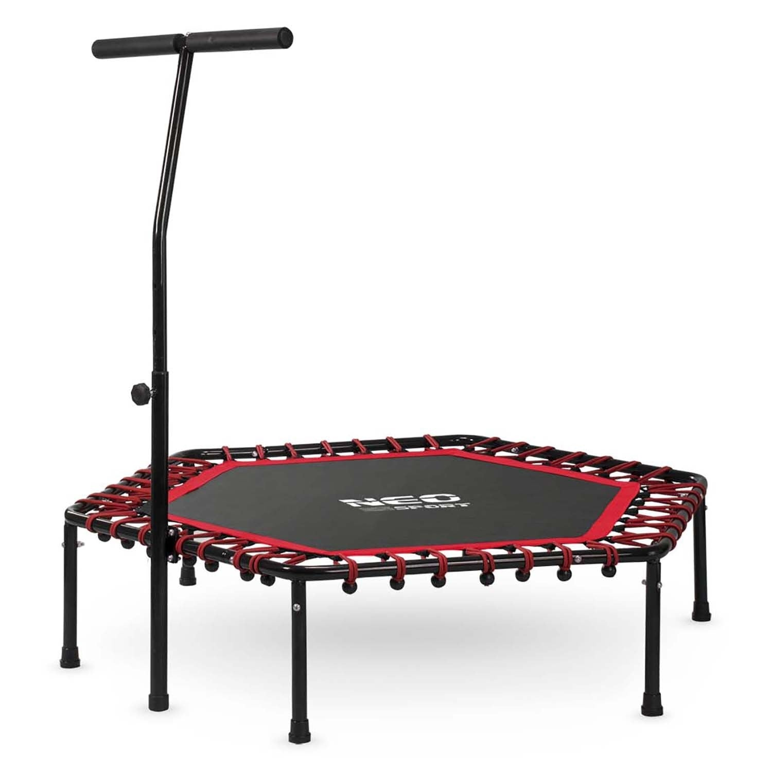 Un minitrampolín negro y rojo con asa. El trampolín tiene una superficie de salto negra, borde rojo y marco negro.