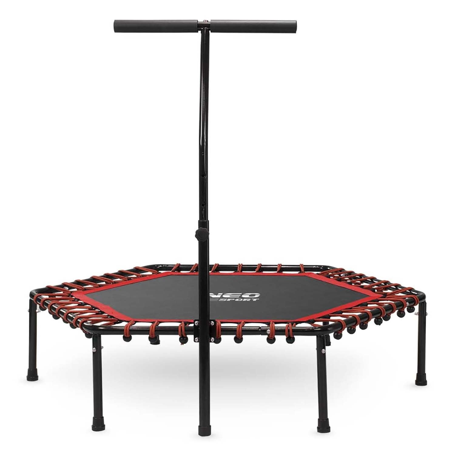 Un minitrampolín negro y rojo con asa negra. El trampolín está sobre fondo blanco.