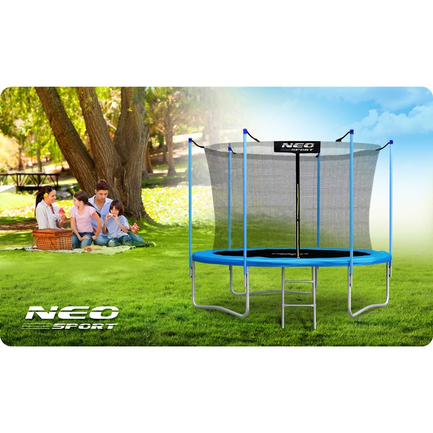 Un picnic familiar cerca de una cama elástica. Una cama elástica con marco y red azules está en el fondo. La familia está comiendo sandía.
