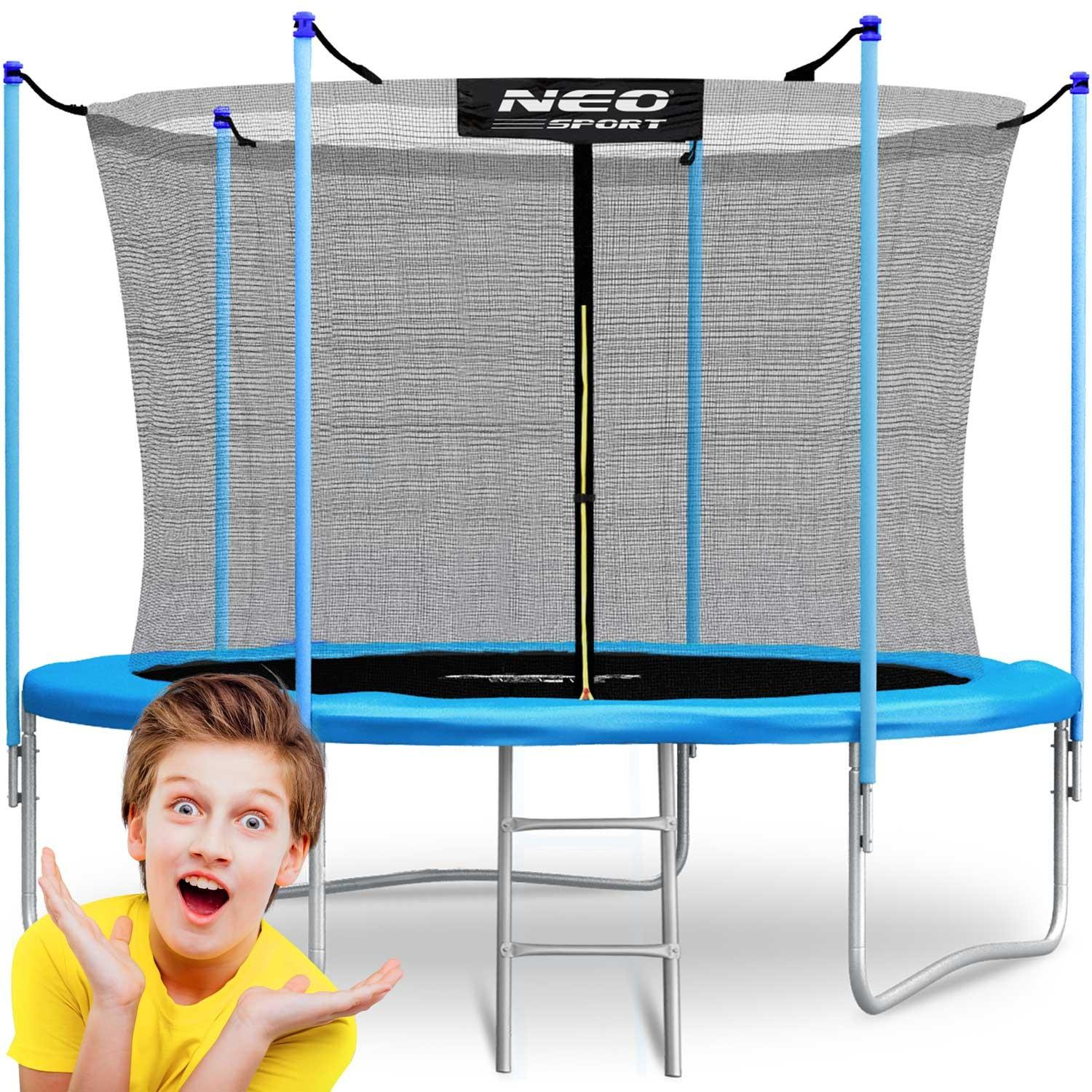 Un niño de amarillo está cerca de un trampolín. El trampolín tiene un marco azul, una red de seguridad y una escalera. El niño tiene la boca abierta y una mirada de sorpresa.