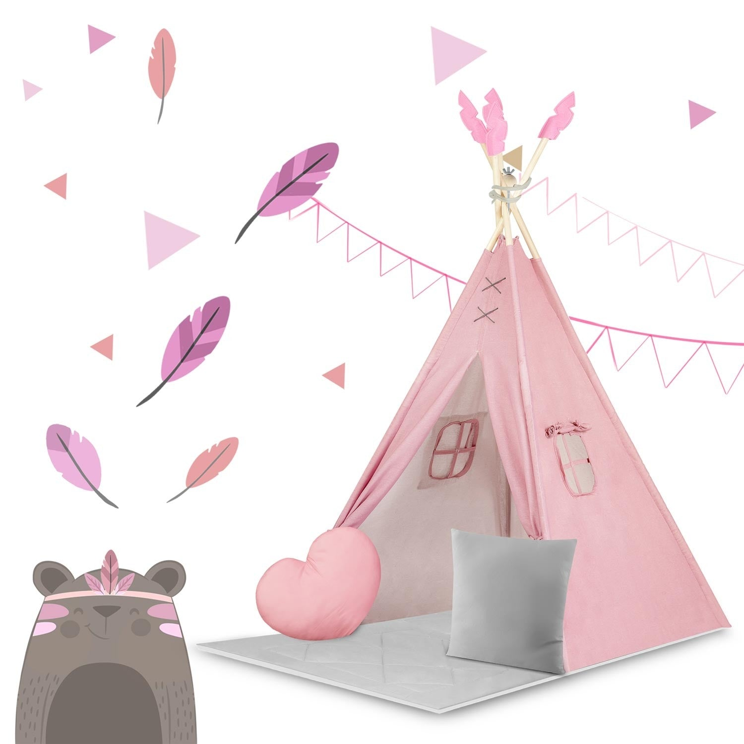 Una tienda tipi rosa con una almohada en forma de corazón, una almohada gris y un oso de dibujos animados sobre fondo blanco con plumas rosas.