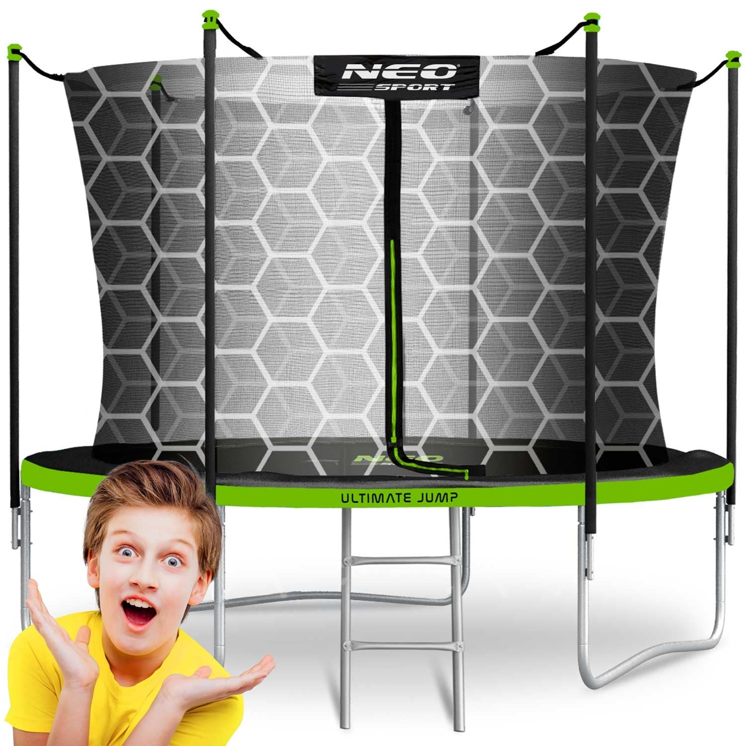 Un niño está emocionado frente a un trampolín. El trampolín tiene una superficie de salto negra y un marco verde.
