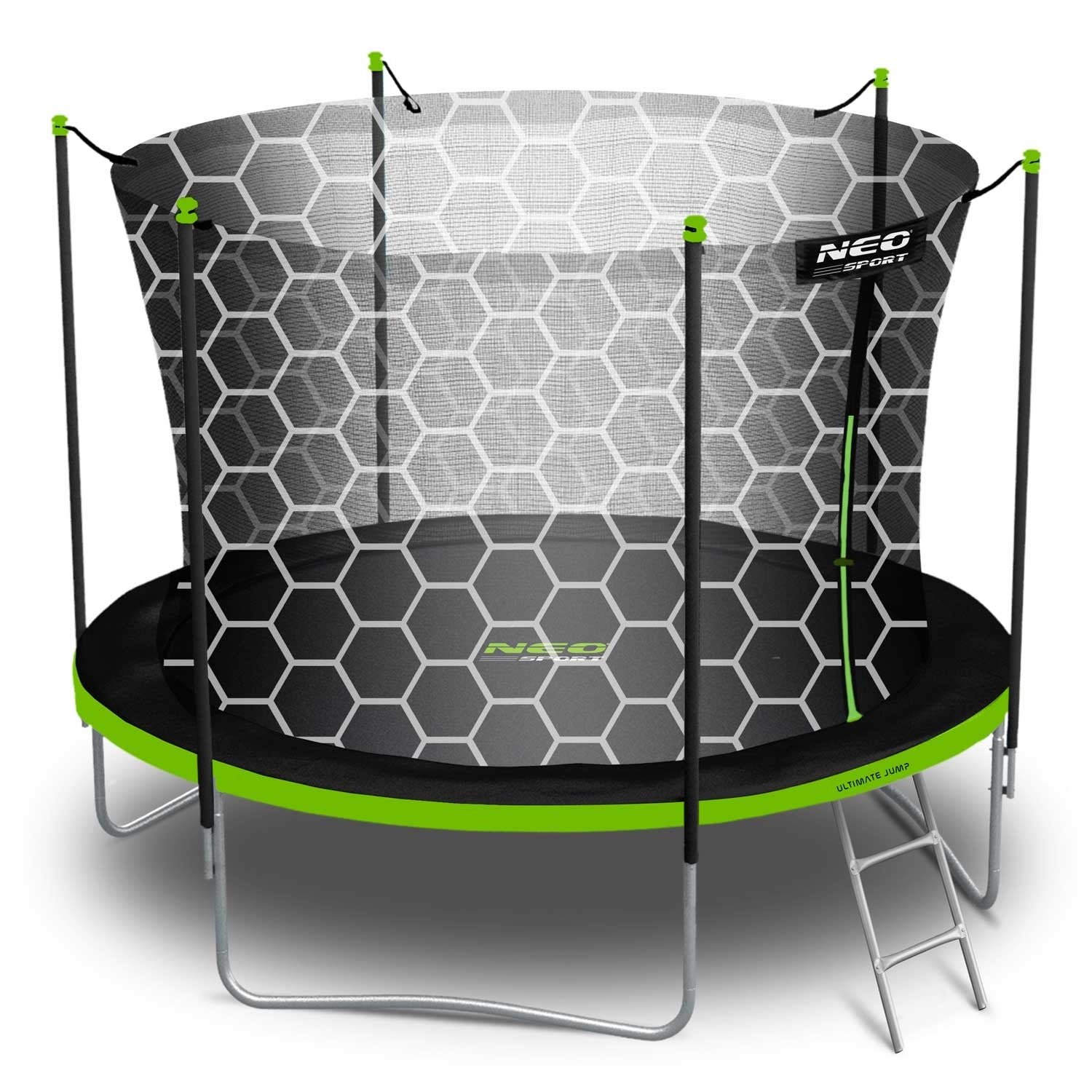 Un trampolín con una red en blanco y negro, detalles verdes y una escalera. La red tiene un patrón hexagonal y el marco es plateado.