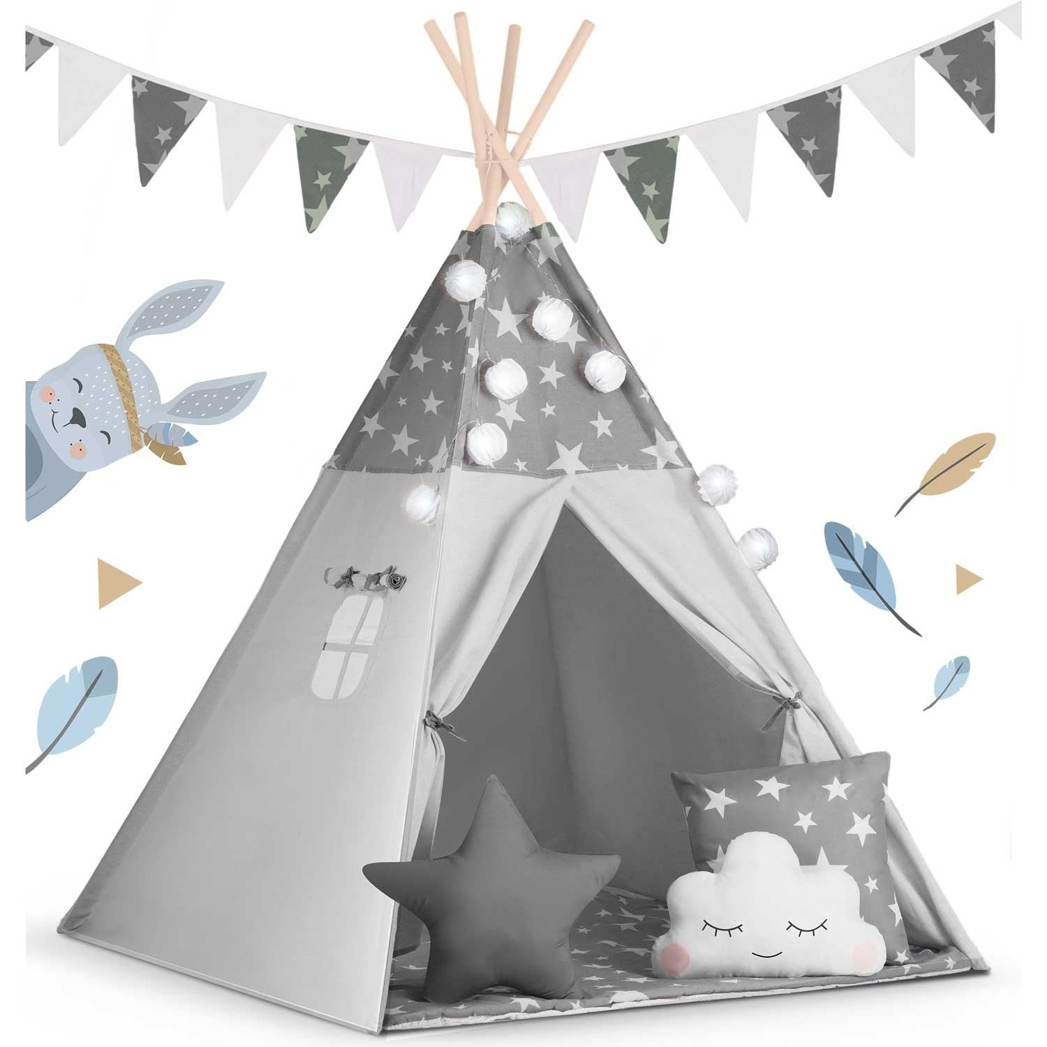 Una tienda tipi gris con patrones de estrellas, almohadas y una almohada en forma de nube. Un cartel y un conejo de dibujos animados se asoman.