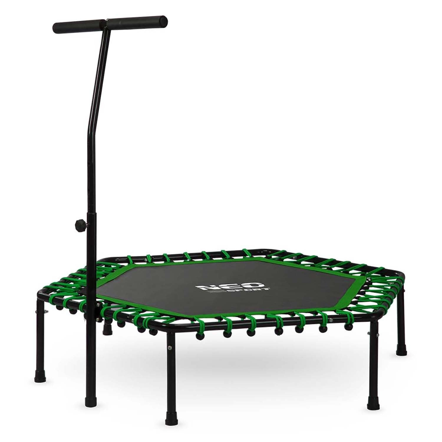 Un pequeño trampolín con superficie negra, bandas elásticas verdes y un asa negra. Tiene forma cuadrada y patas negras.