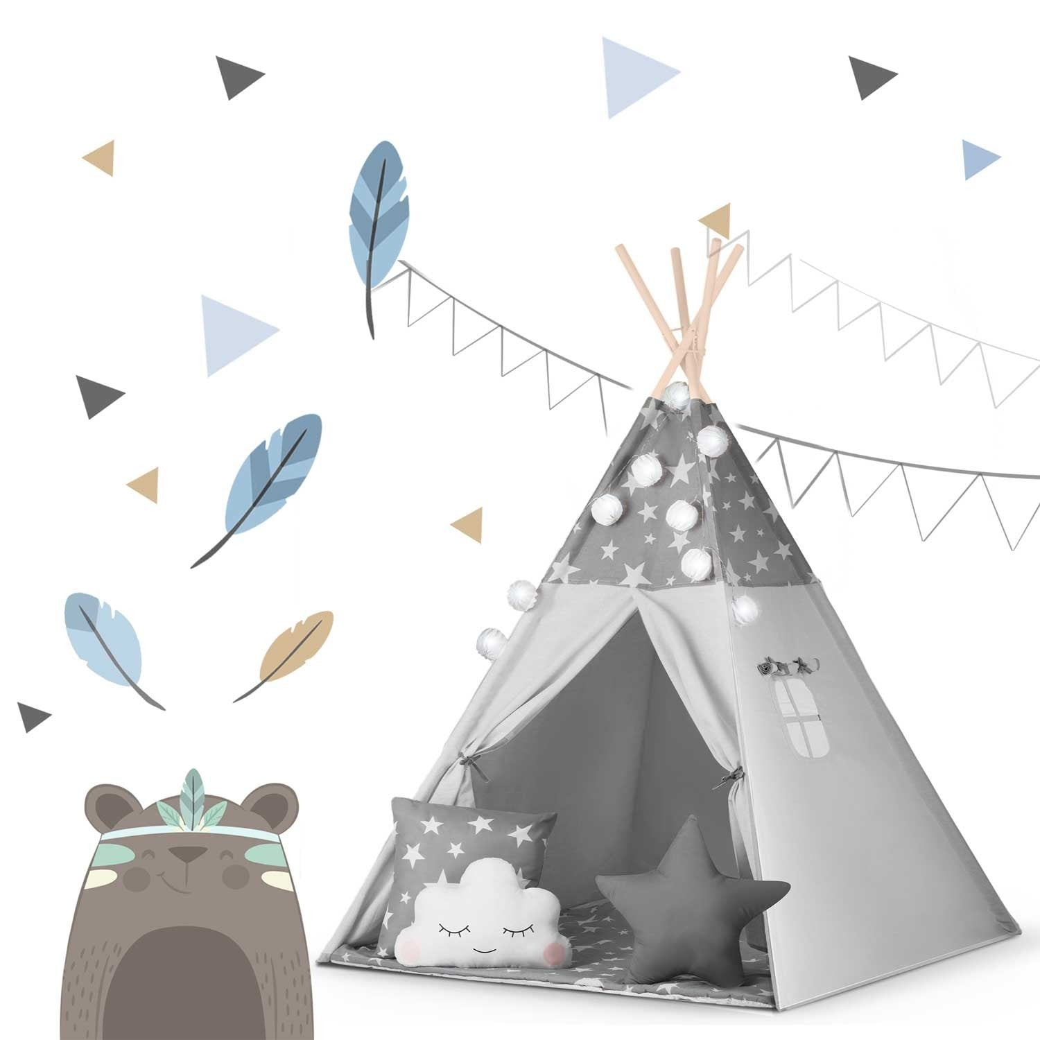Una tienda tipi gris con estrellas, almohadas y una ilustración de oso. Las decoraciones incluyen triángulos y plumas.