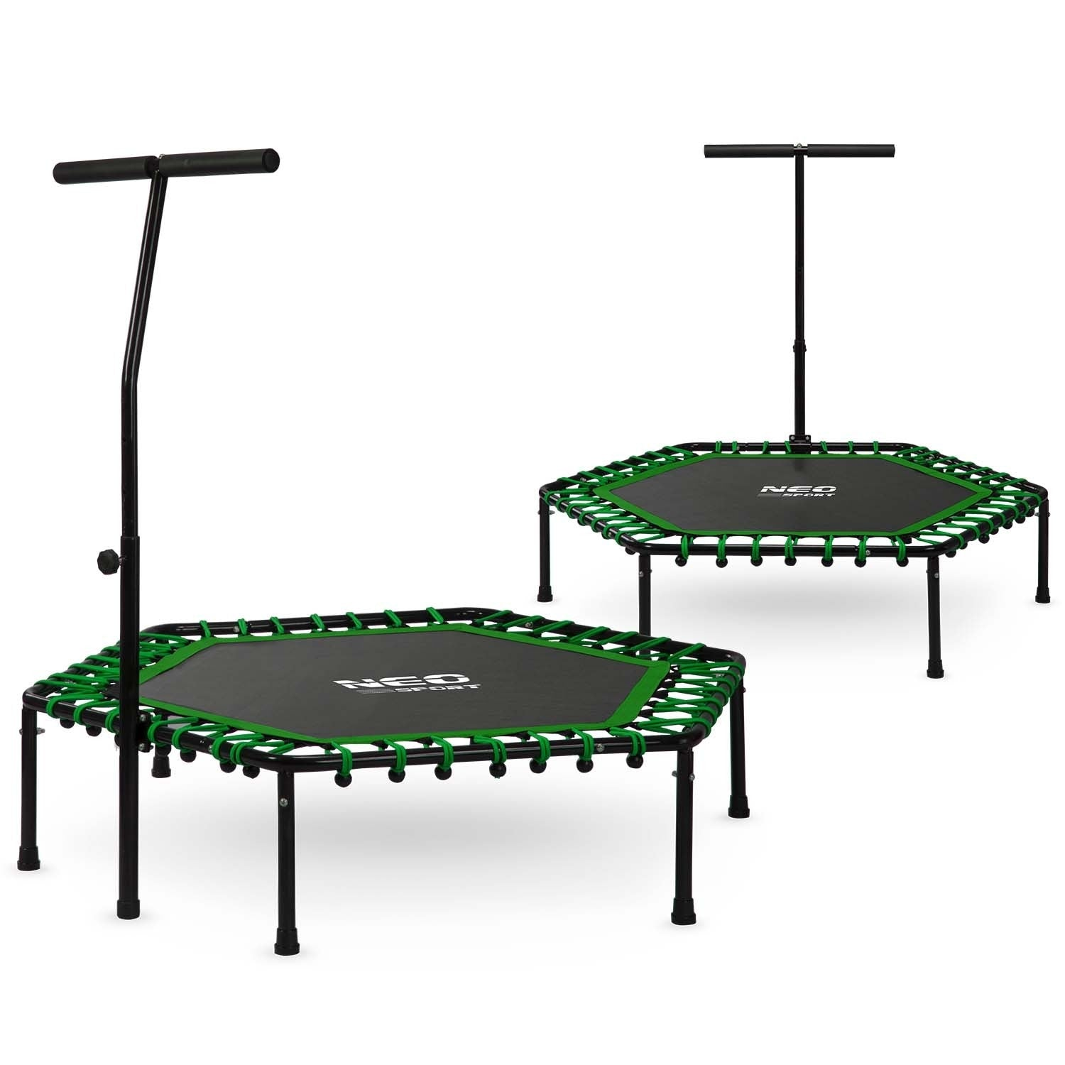 Dos camas elásticas negras con detalles verdes. Cada una tiene un asa. La del primer plano es más baja y cercana, la del fondo es más alta.