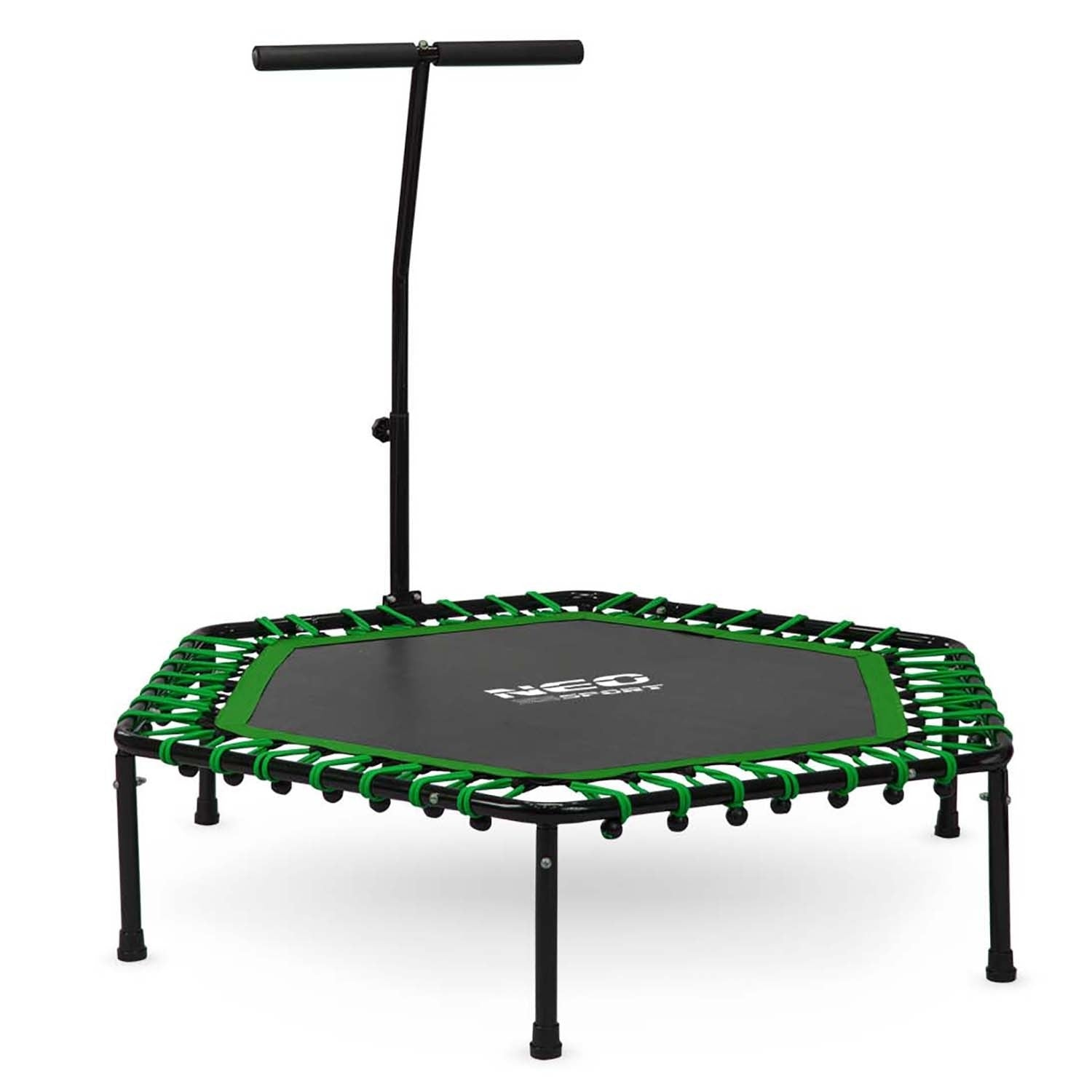 Un pequeño trampolín negro y verde con asa. Tiene una superficie de salto negra y bandas elásticas verdes.