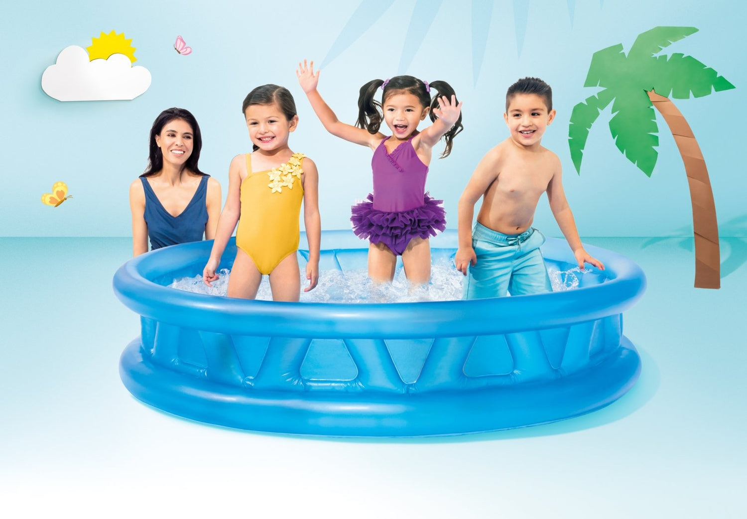 Niños y un adulto en una piscina inflable azul. Decoraciones de palmeras y sol en el fondo. Los niños sonríen y saludan.