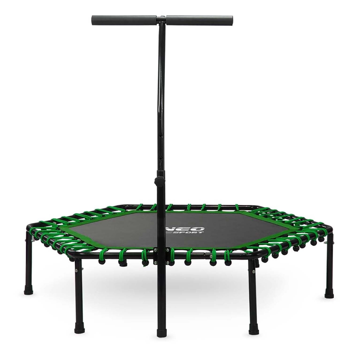 Un pequeño trampolín con una estera negra, cuerdas verdes y un asa negra. Tiene patas negras y está sobre un fondo blanco.