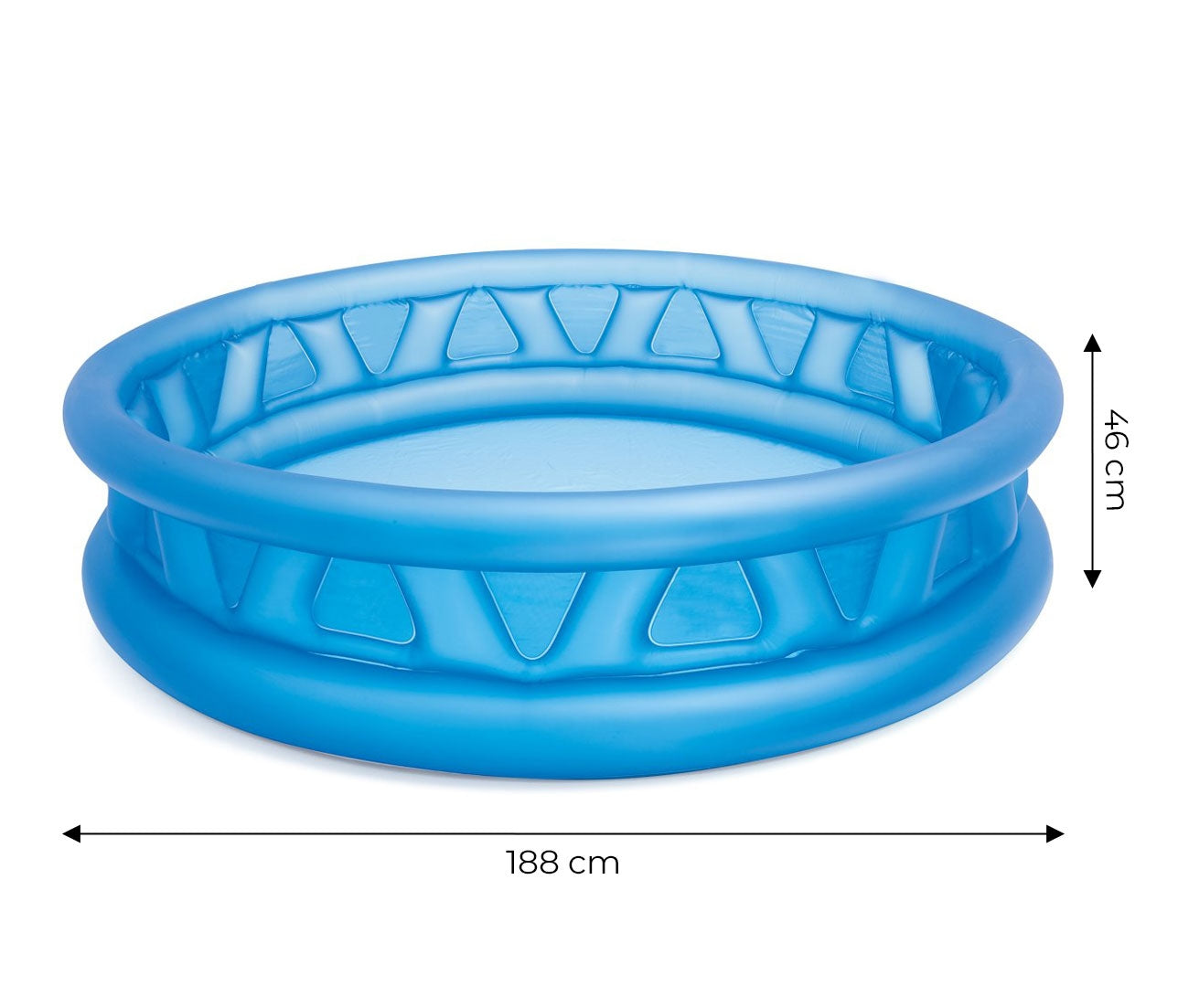 Una piscina azul redonda e inflable con dimensiones: 188 cm de ancho y 46 cm de alto. La piscina tiene patrones triangulares en los lados.