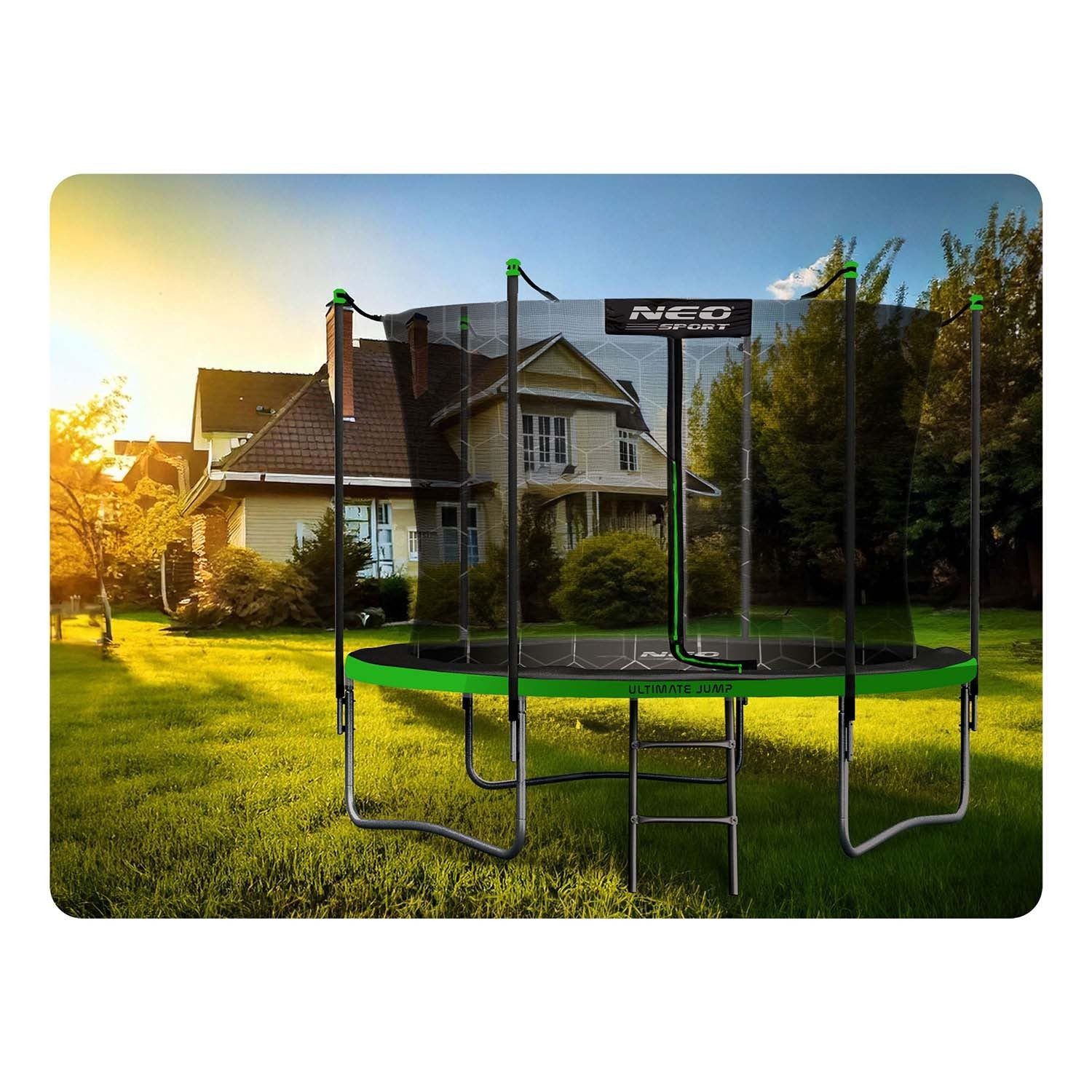 Un trampolín está en un jardín. Una casa está detrás del trampolín. El cielo es azul y soleado. El trampolín es verde y negro.