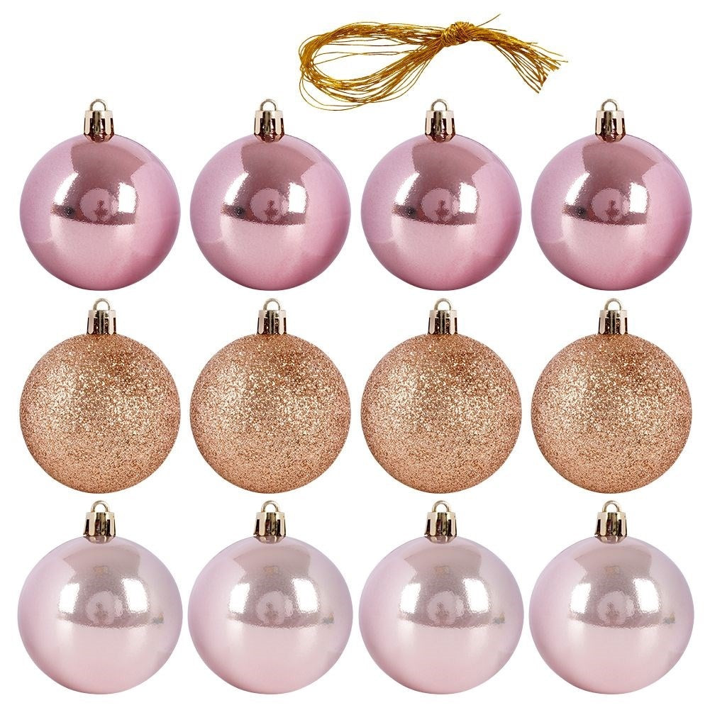 Doce adornos navideños: esferas rosas y doradas, con hilo dorado en la parte superior. Algunas son brillantes, otras brillantes.