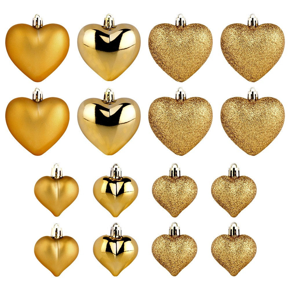 Die imagen muestra dieciséis adornos dorados en forma de corazón. Algunos son lisos, otros brillantes. Todos tienen tapas plateadas para colgar.