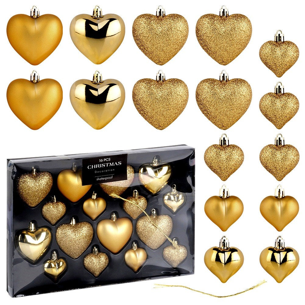 Varios adornos navideños dorados en forma de corazón. Algunos son brillantes, otros lisos, y algunos en una caja con 'Decoración navideña'.