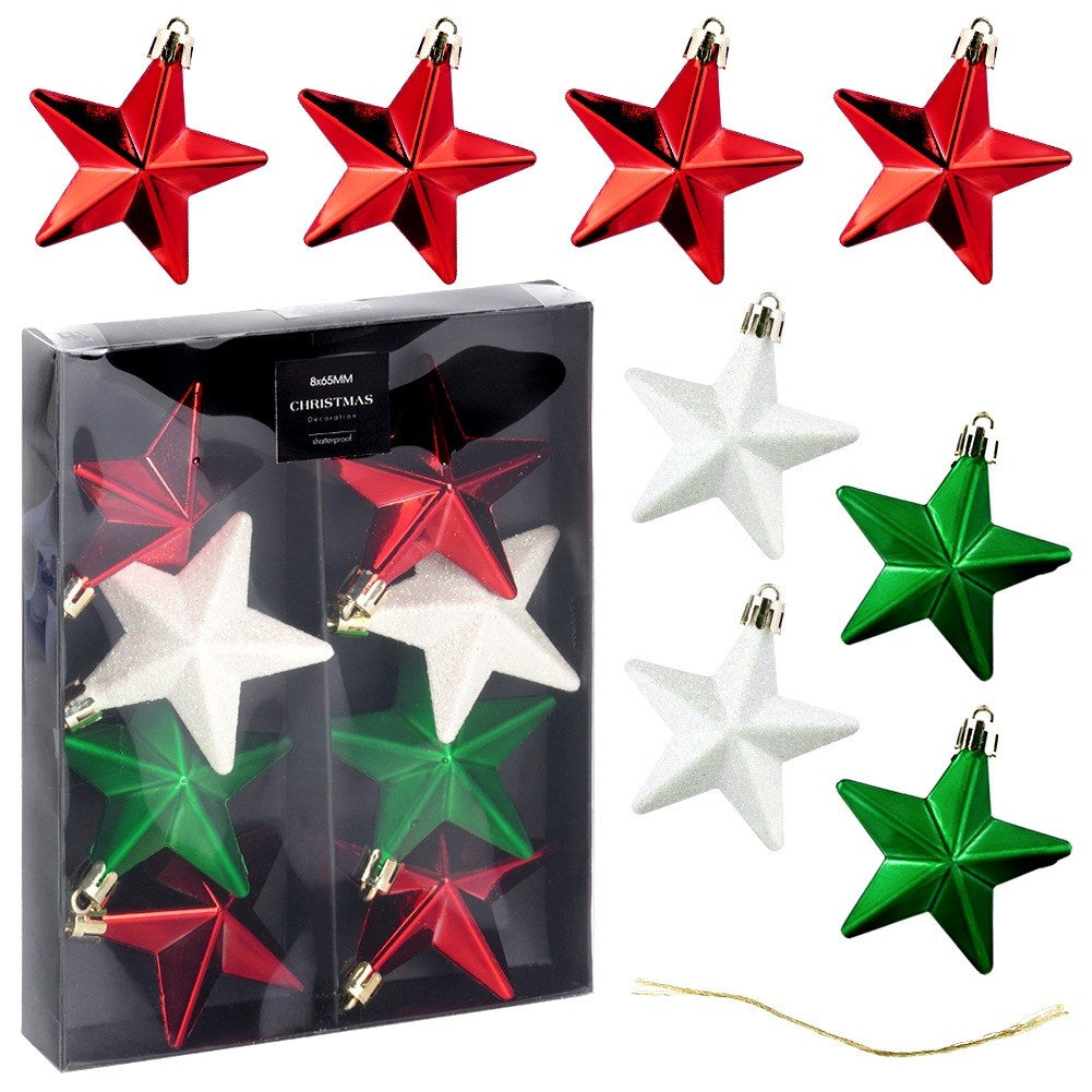 Adornos navideños: estrellas rojas, blancas y verdes. Algunos están en una caja, otros sueltos. Hay una cuerda dorada abajo.