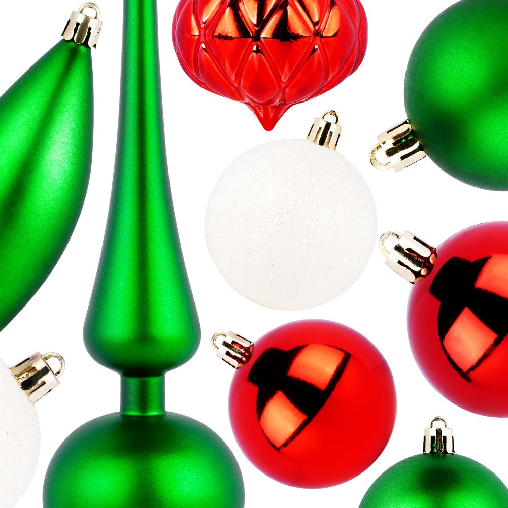 Varios adornos navideños en rojo, verde y blanco están esparcidos sobre un fondo blanco. Los adornos tienen tapas doradas.