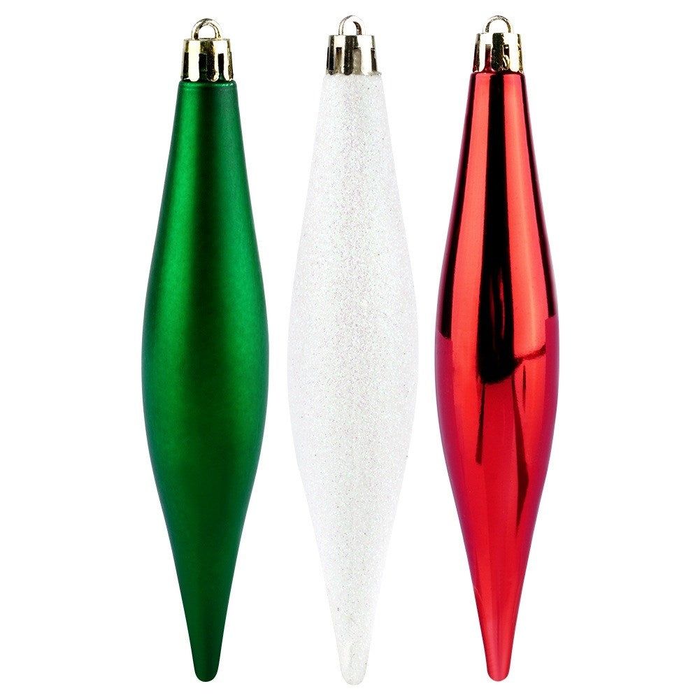 Tres adornos navideños: verde, blanco brillante y rojo. Cada uno tiene forma de lágrima con una tapa dorada, aislado sobre blanco.