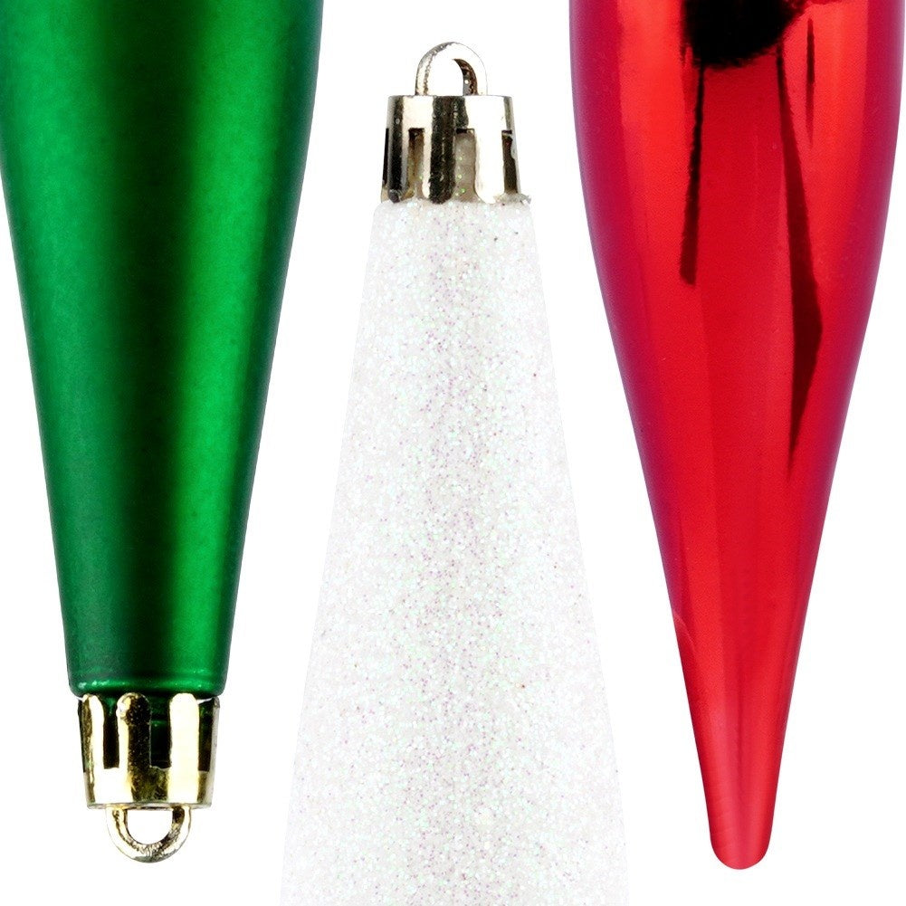 Tres adornos navideños: verde, blanco brillante y rojo. Todos tienen forma de lágrima con tapas metálicas para colgar.