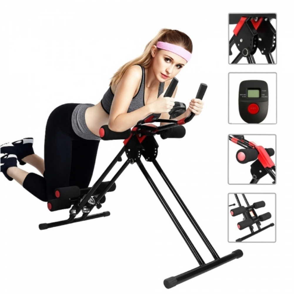 Bir kadın Ab makinesi kullanıyor. Pembe bir saç bandı, gri bir spor sütyeni ve siyah tayt giyiyor. Makine siyah ve kırmızı.