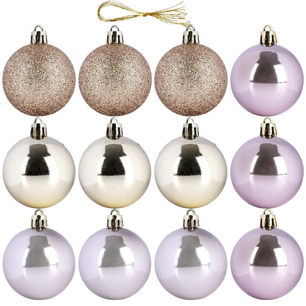 Doce adornos navideños en varios colores: oro con purpurina, oro, plata y lavanda. Una cuerda dorada en la parte superior.