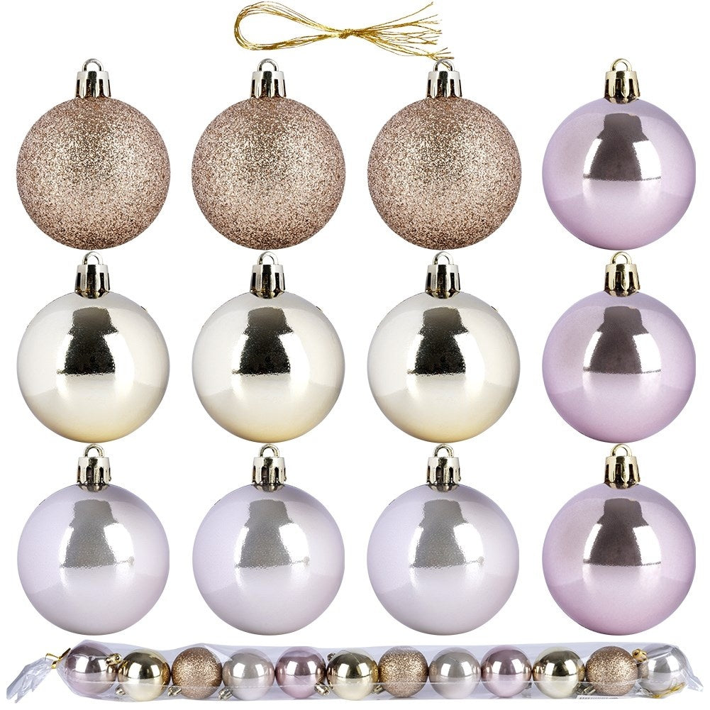 Surtido de adornos navideños en oro, plata y morado. Algunos son brillantes, otros lisos y brillantes. Una cuerda dorada en la parte superior.