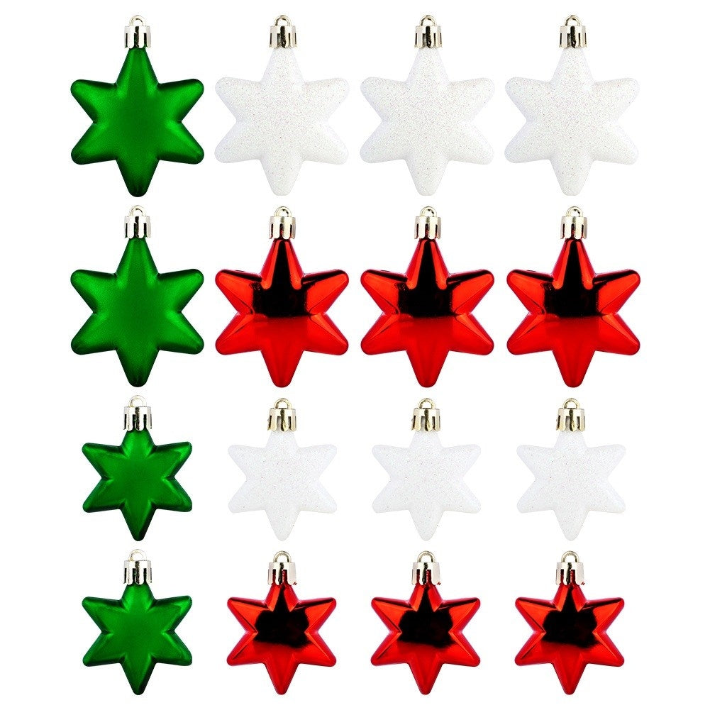 Disposición de adornos navideños en forma de estrella. Adornos verdes, blancos y rojos dispuestos en una cuadrícula sobre fondo blanco.