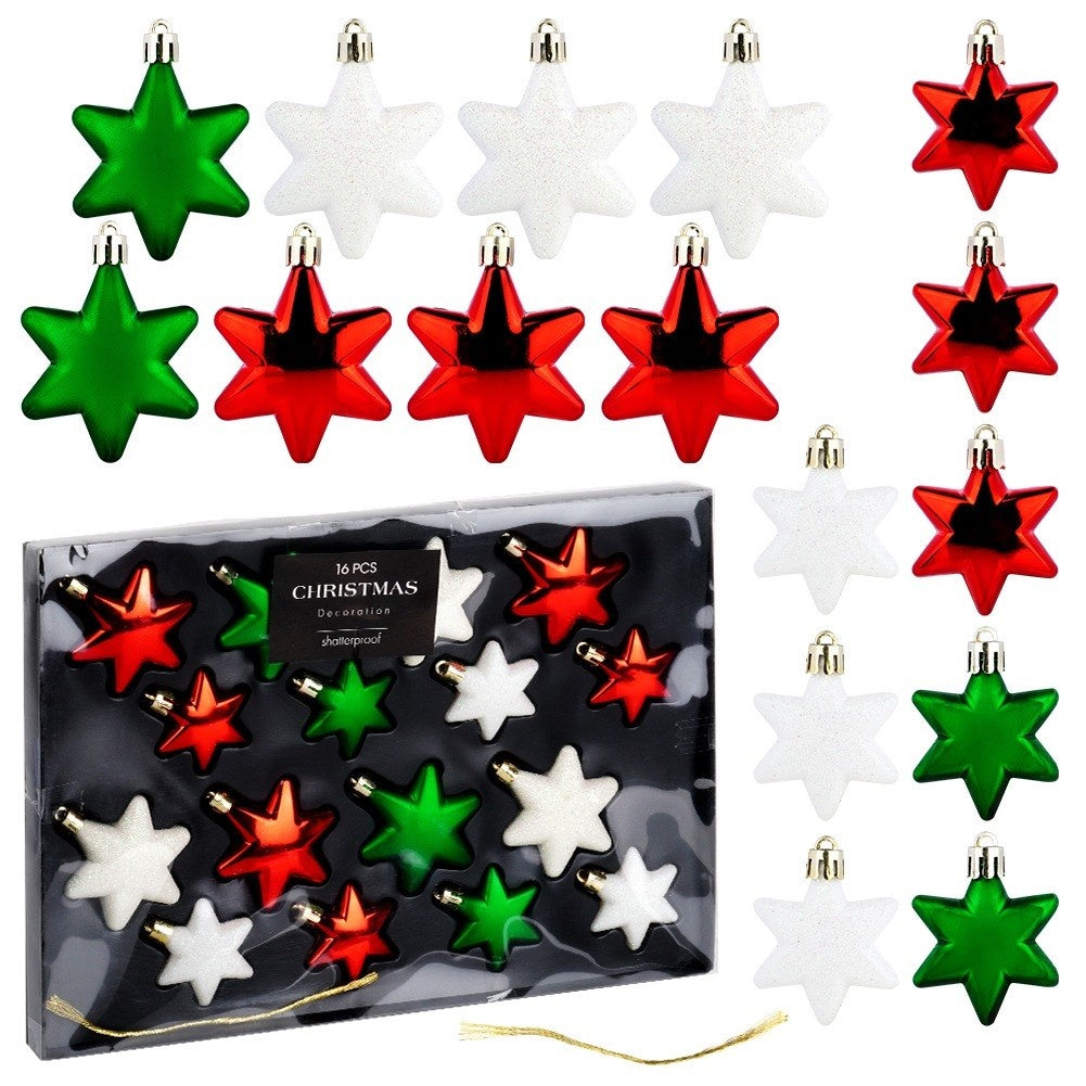 Adornos navideños: decoraciones en forma de estrella verdes, rojas y blancas. Algunos están en una caja. Cuerda dorada en la parte inferior.