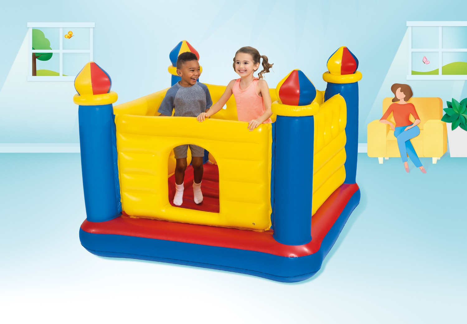 Dos niños juegan en un castillo inflable colorido. Una mujer está sentada en un sofá amarillo. El fondo es azul claro.
