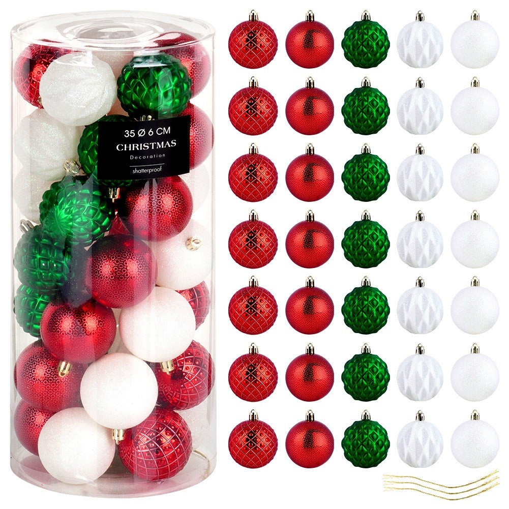 Adornos navideños en un tubo transparente. Bolas rojas, verdes y blancas están dispuestas. Algunas bolas están fuera del tubo.