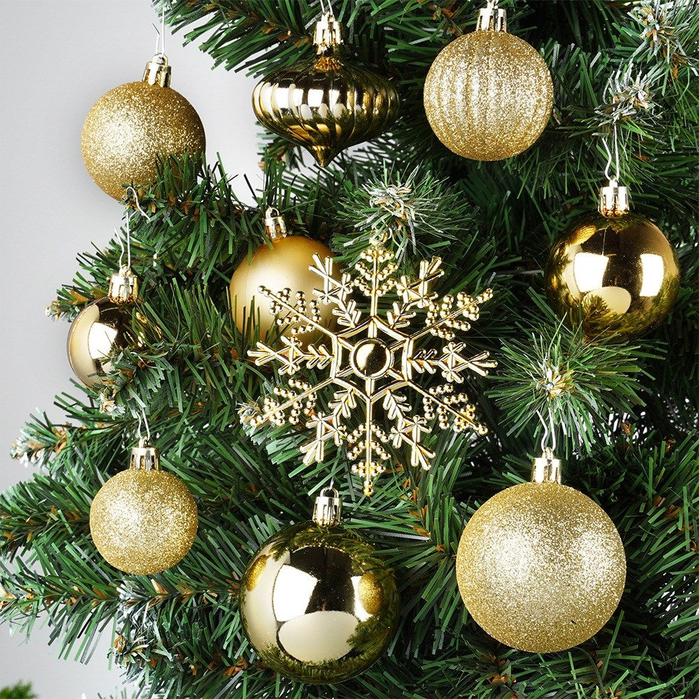 Un árbol de Navidad adornado con adornos dorados y una decoración de copo de nieve dorado. Las agujas verdes llenan el fondo.