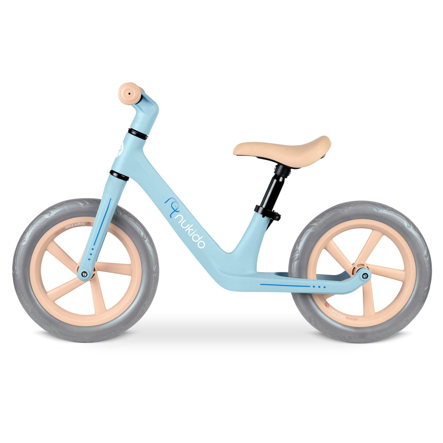 Una bicicleta de equilibrio azul claro con asiento y ruedas color beige. La marca Nukido es visible.