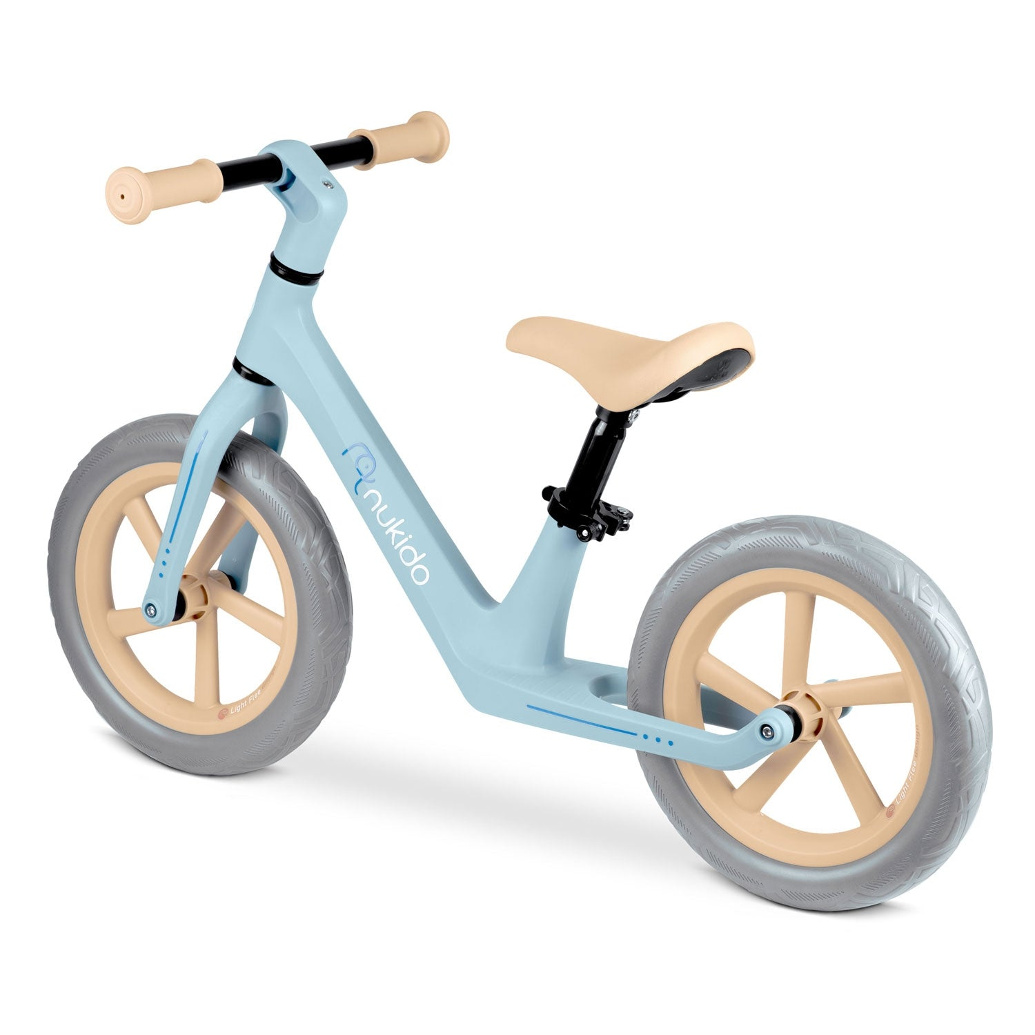 Una bicicleta de equilibrio azul claro con detalles beige. Tiene ruedas y manillar beige. El asiento es beige y el cuadro azul claro.