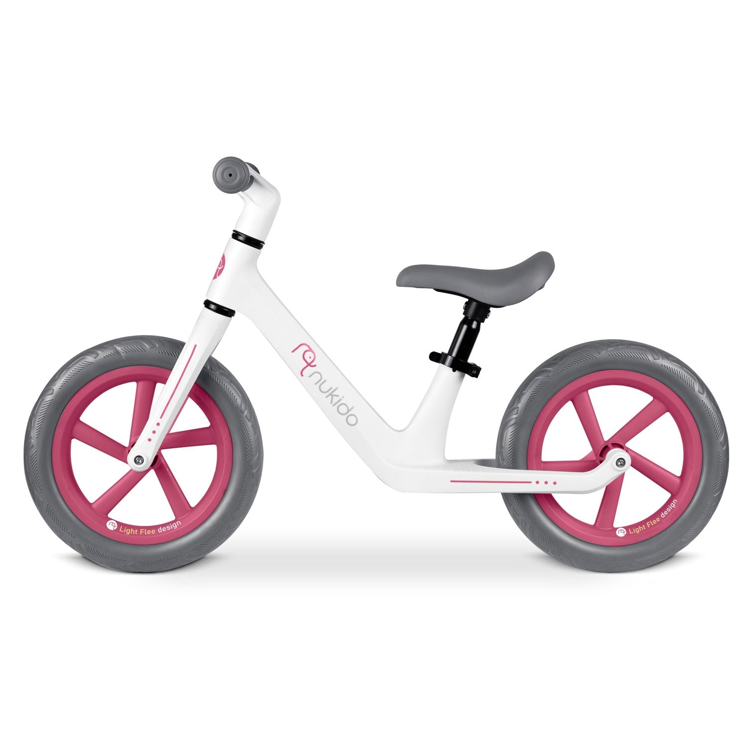 Una bicicleta de equilibrio blanca con ruedas rosas y neumáticos grises, un asiento y manillar grises. Tiene la marca 'nukido' en el lateral.