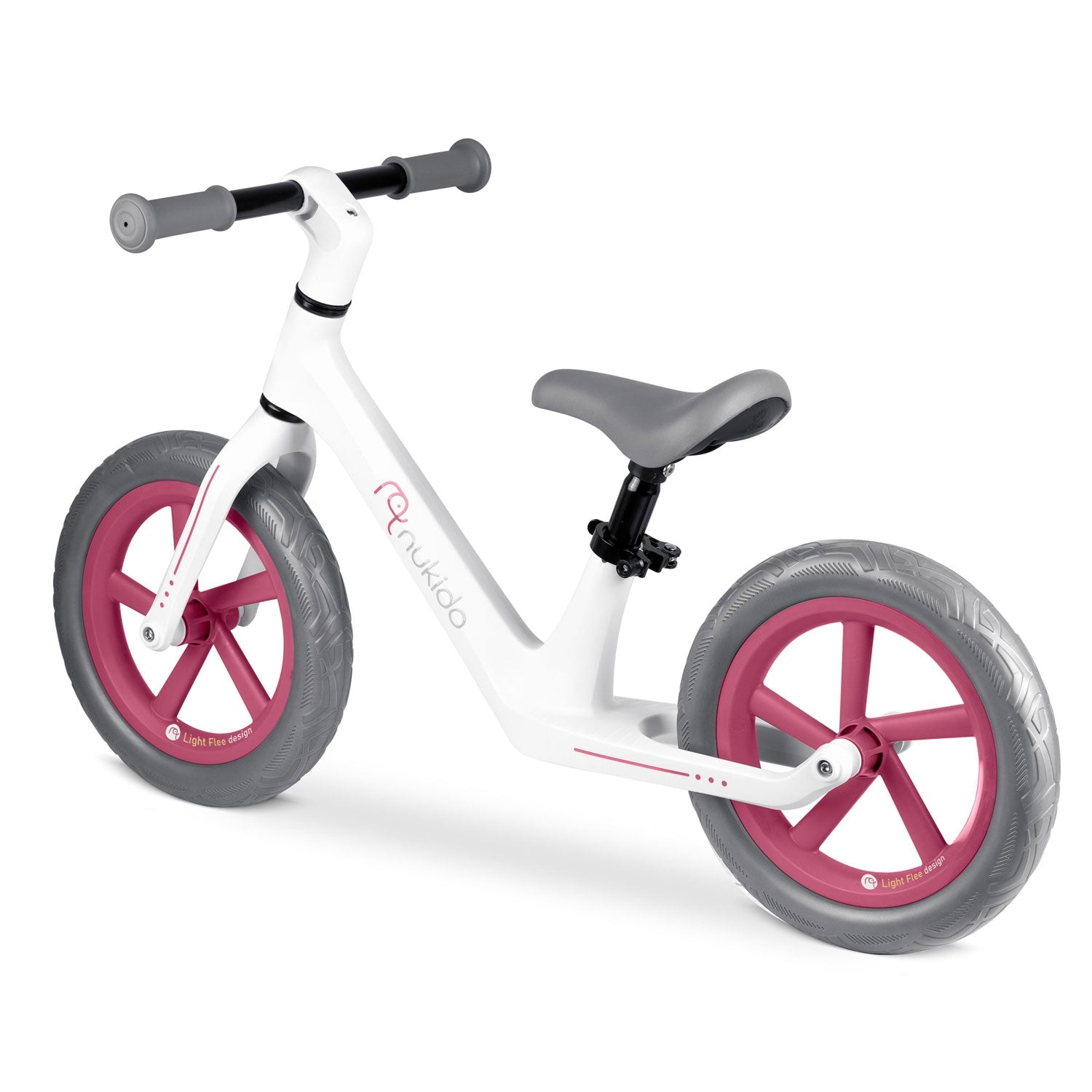 Una bicicleta de equilibrio blanca con ruedas grises y radios rosas. El asiento y el manillar son grises. La marca es 'nukido'.