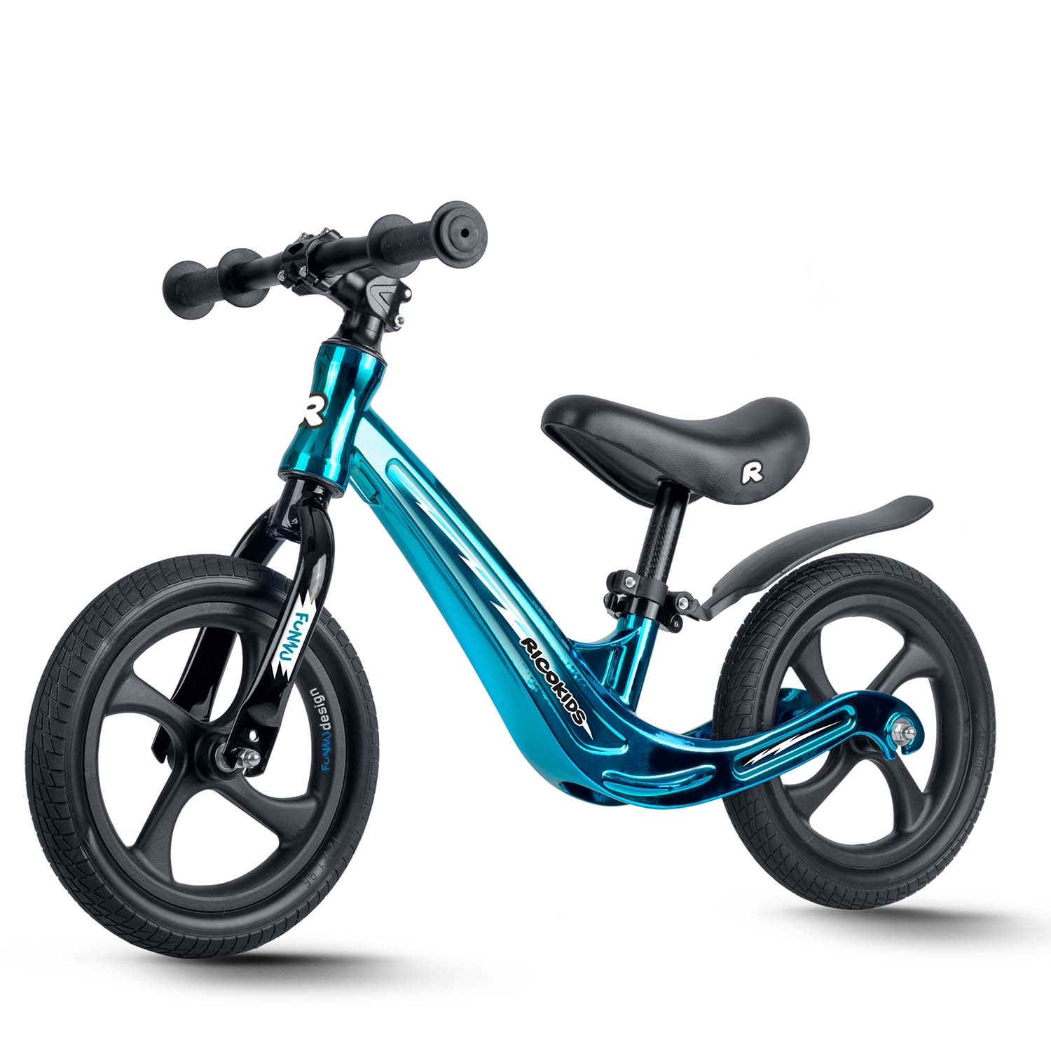 Una bicicleta de equilibrio azul y negra sobre un fondo blanco. Tiene dos ruedas, un asiento, manillar y un cuadro.