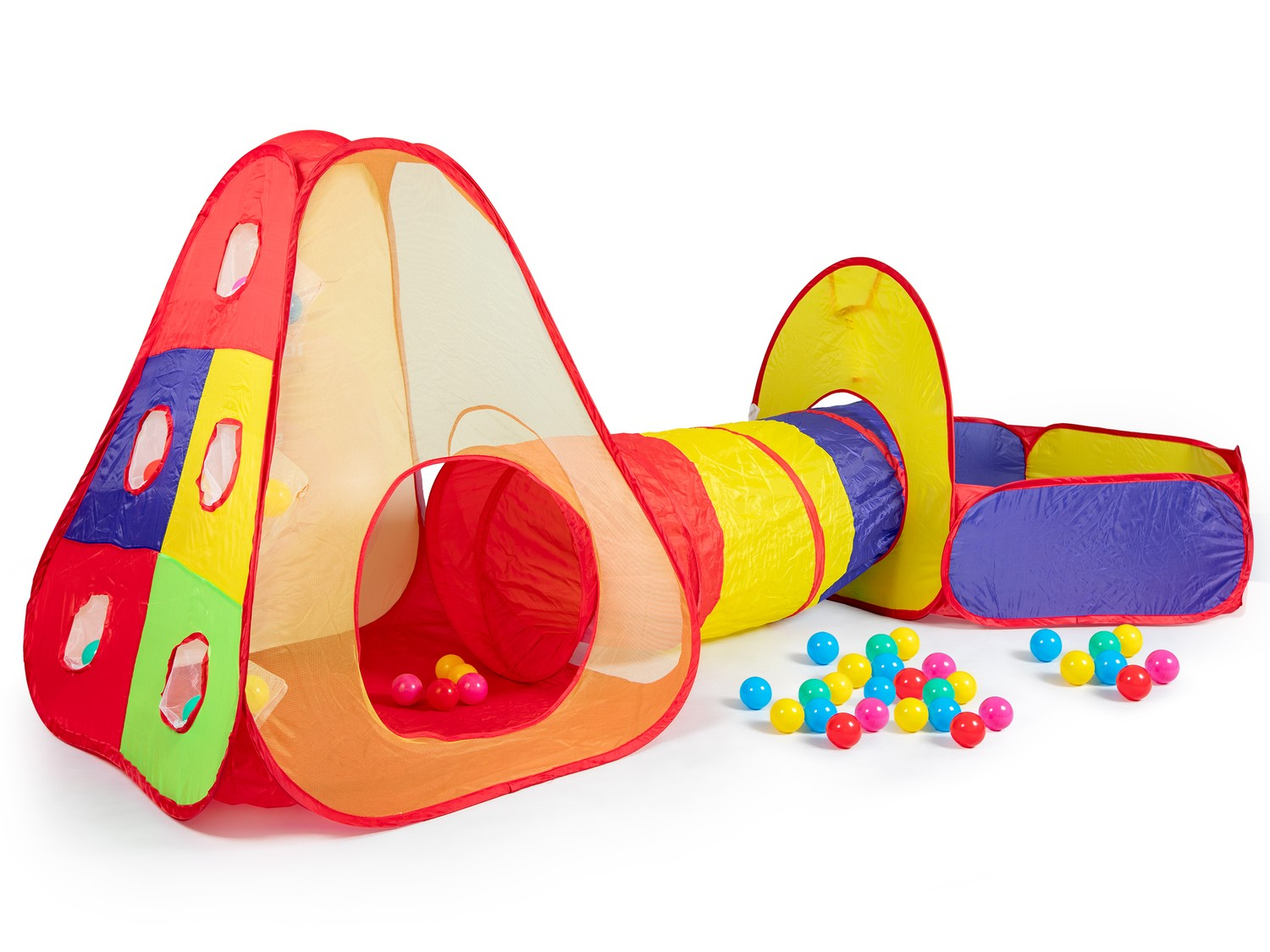 Una colorata struttura gioco con tenda, tunnel e piscina palline. Palline sparse davanti. Su sfondo bianco.