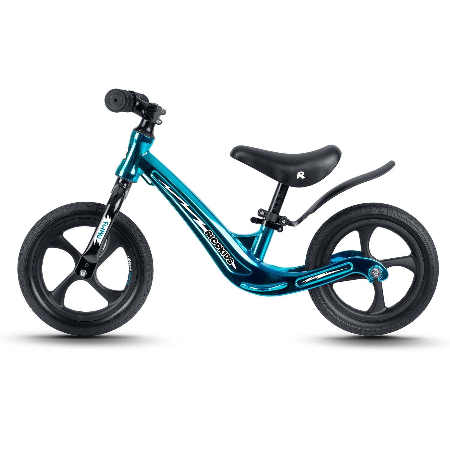 Una bicicleta de equilibrio verde azulado con neumáticos y asiento negros. Está sobre un fondo blanco. La bicicleta tiene la marca Ricokids.