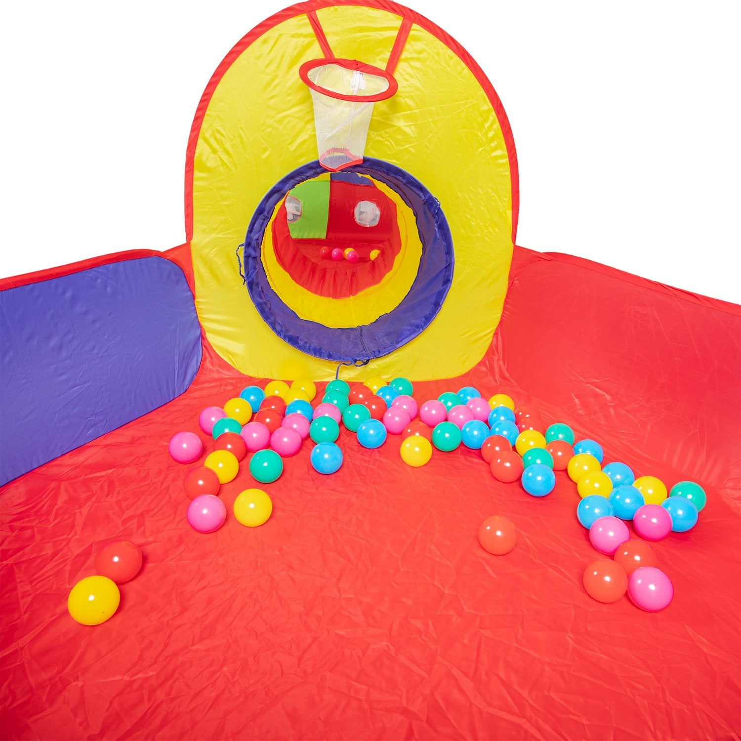 Una tenda da gioco colorata con canestro da basket. Palline di vari colori sparse sul pavimento rosso.