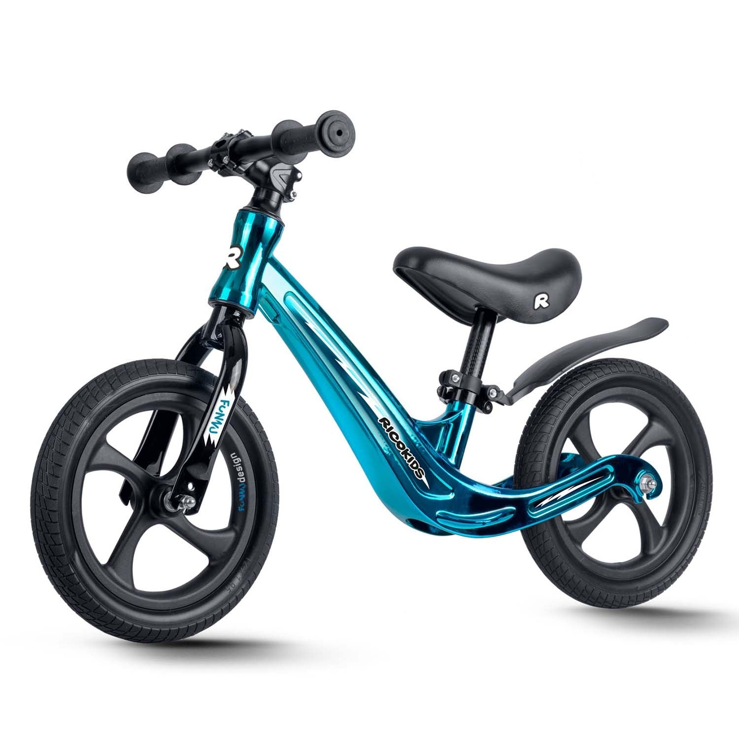 Una bicicleta de equilibrio azul con neumáticos y asiento negros, sobre fondo blanco. La bicicleta tiene el logo 'RICO KIDS'.
