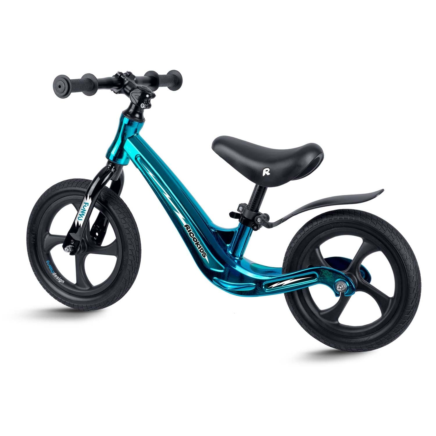 Una bicicleta de equilibrio turquesa con neumáticos negros y un asiento negro. La bicicleta tiene la marca 'RICOKIDS' en el cuadro.
