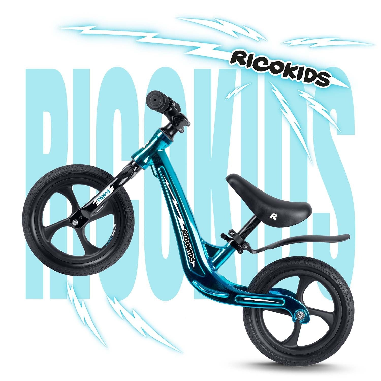 Una bicicleta de equilibrio azul con neumáticos y asiento negros. Se muestra la marca RICOKIDS. Gráficos de rayos adornan el fondo.