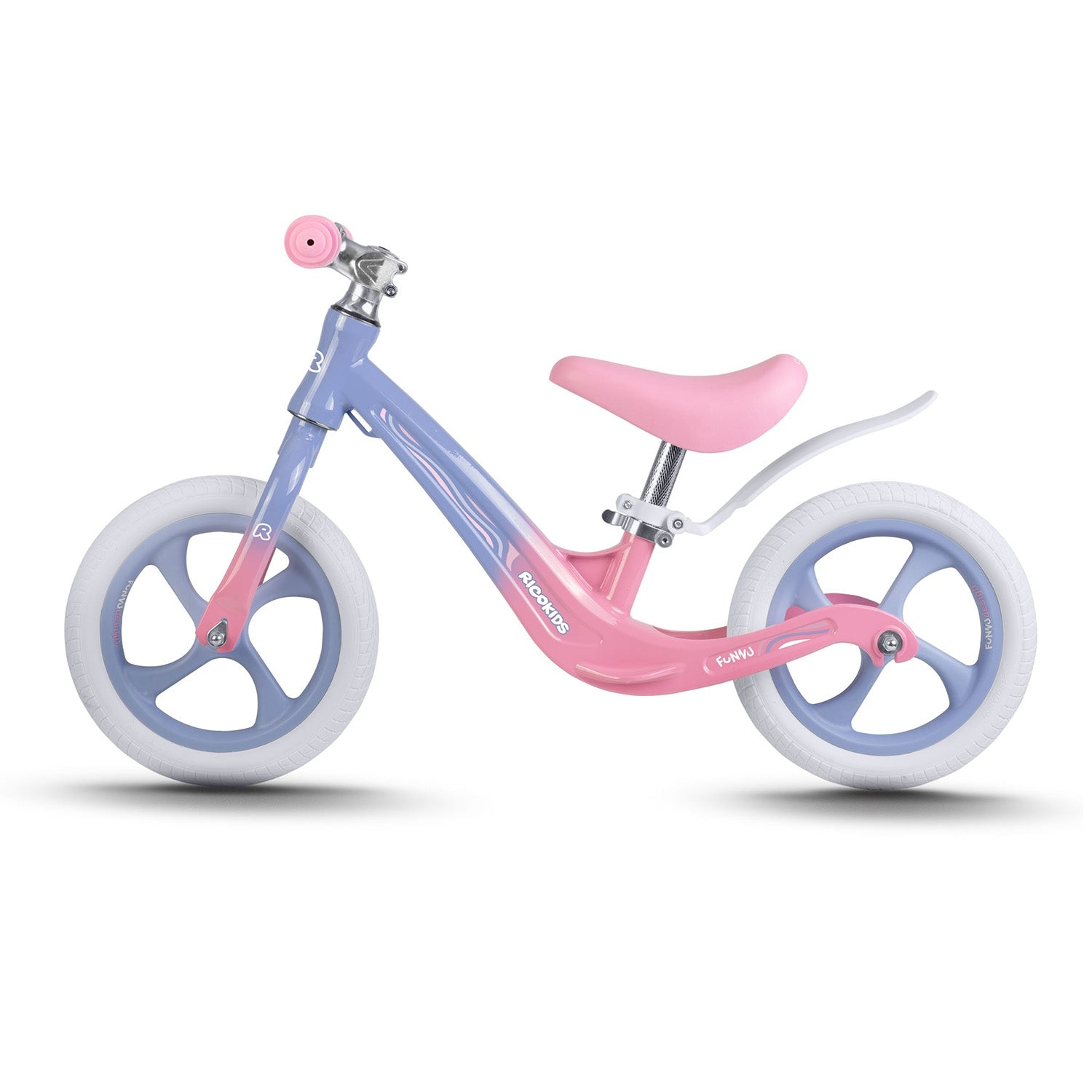 Una bicicleta de equilibrio rosa y azul con ruedas blancas, asiento rosa y guardabarros blanco. La bicicleta está sobre fondo blanco.