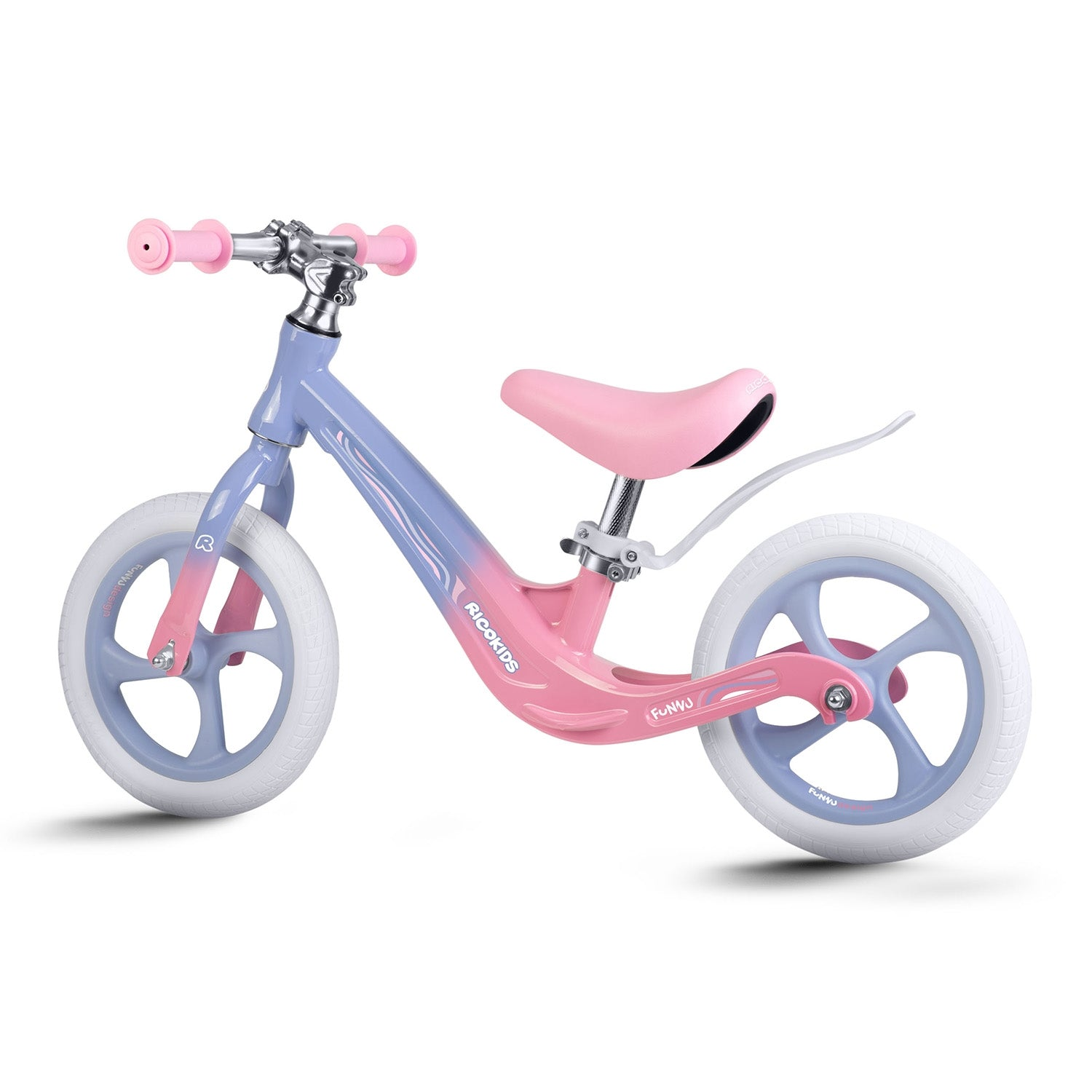 Una bicicleta de equilibrio rosa y morada para niños. Tiene neumáticos blancos y asiento rosa. La bici está sobre fondo blanco.