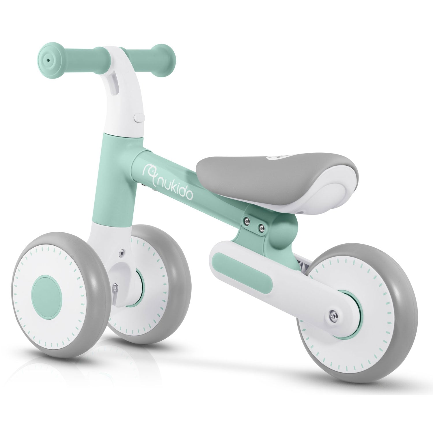 Una bicicleta de equilibrio para niños pequeños de color verde menta y blanco, con ruedas y asiento grises. Tiene manillar y asiento.