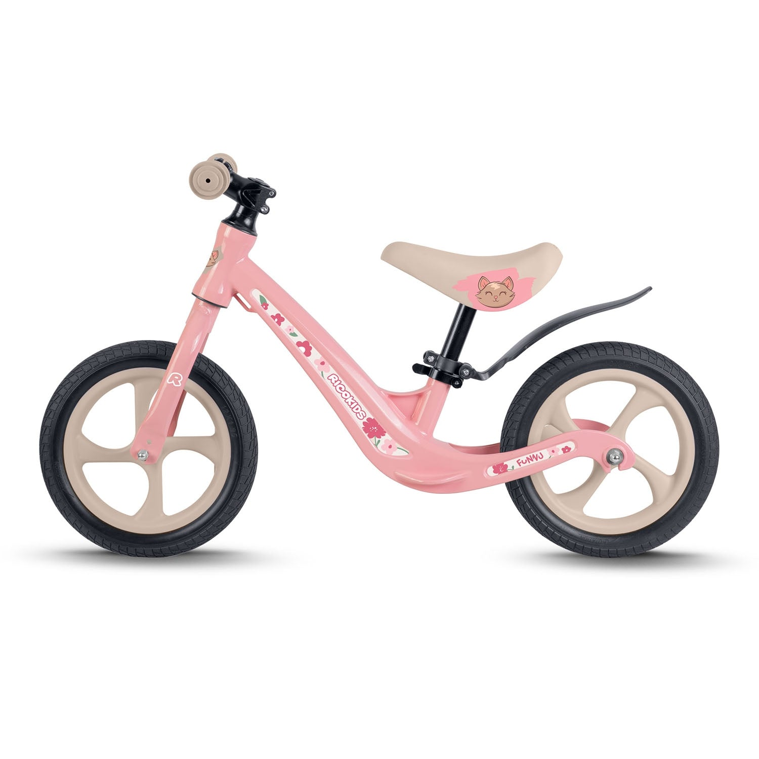 Una bicicleta de equilibrio rosa con asiento beige, neumáticos negros y ruedas beige. Tiene un dibujo de gato en el asiento y calcomanías florales.