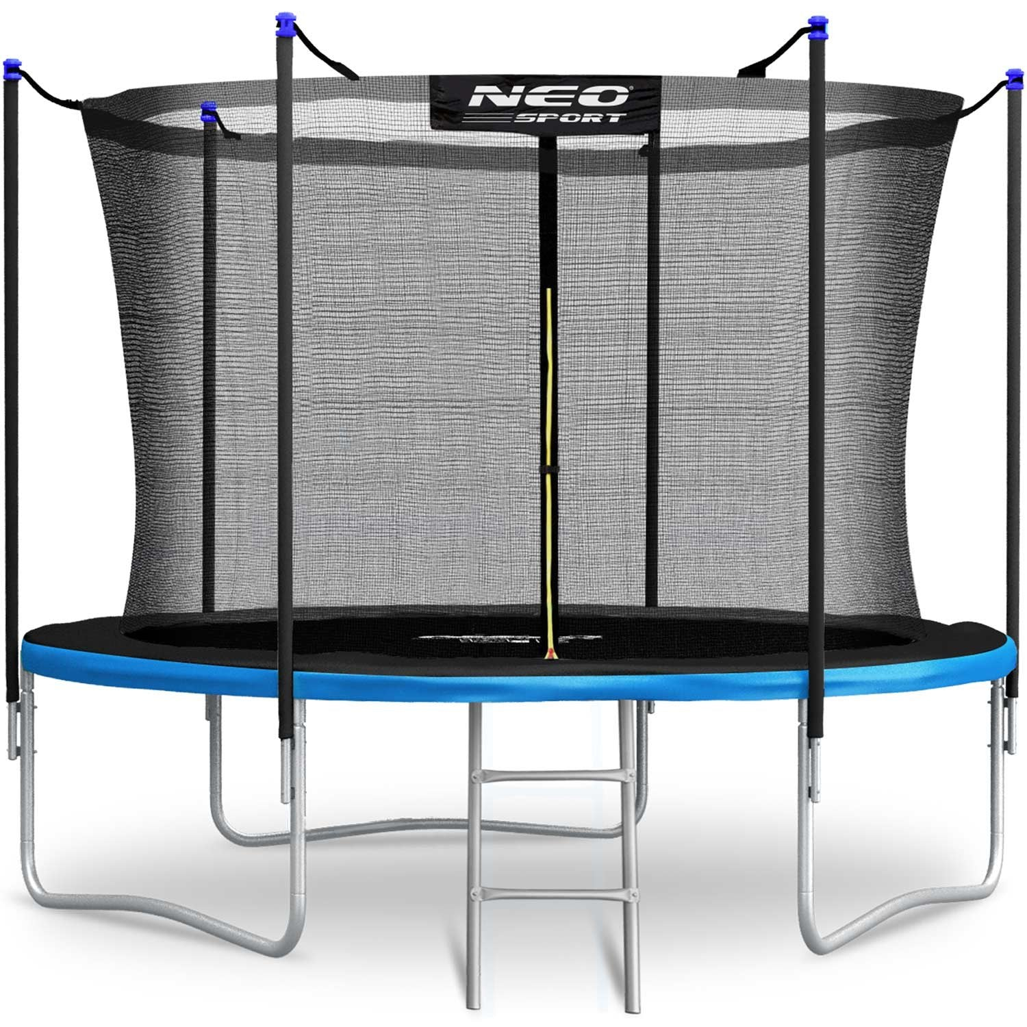 Un trampolín con una red negra, superficie de salto azul y negro, y marco de metal plateado. Una pequeña escalera al frente.