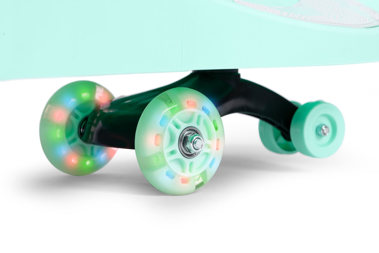 Primer plano de las ruedas de un patinete turquesa. Dos ruedas delanteras tienen luces de colores, mientras que la rueda trasera es turquesa sólida.