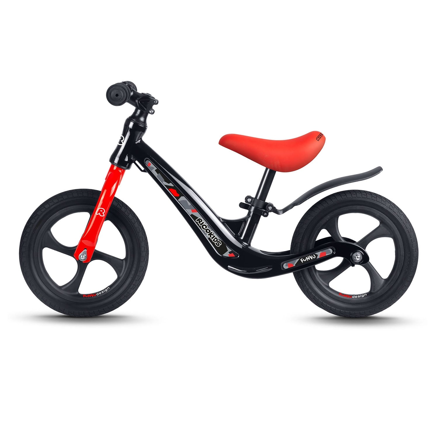 Una bicicleta de equilibrio negra y roja sobre un fondo blanco. Tiene un asiento y detalles rojos, ruedas negras y un cuadro curvo.