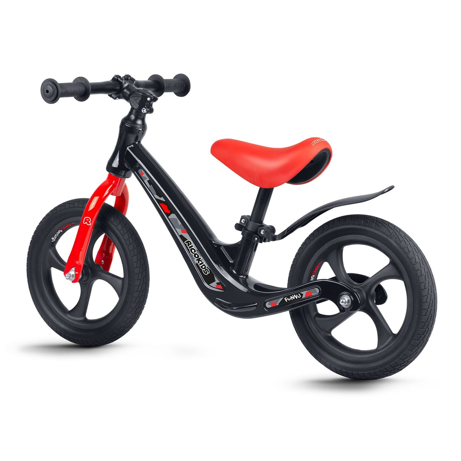 Una bicicleta de equilibrio negra y roja con asiento rojo, ruedas negras y manillar. La bicicleta está sobre fondo blanco.